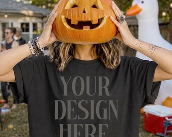 1717 Schwarzes Halloween-Mockup CC 1717 Mockup Blanko-T-Shirt Gothic-T-Shirt-Mockup Herbst-Shirt-Mockup Faceless Marketing Produktfotografie