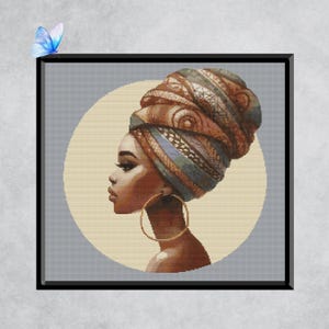 Pode incluir: Retrato em ponto cruzado emoldurado de uma mulher em perfil, usando um lenço de cabeça estampado e brincos de argola dourados. O fundo apresenta um círculo amarelo claro sobre um fundo cinza. Uma borboleta azul está no canto superior esquerdo.
