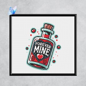Puede incluir: Ilustración enmarcada de una botella de poción con las palabras "FOREVER MINE" en una etiqueta en forma de corazón. La botella es roja con un contorno negro y un tapón de corcho. También hay burbujas rojas y una mariposa azul.