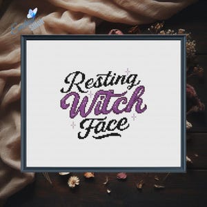 Puede incluir: Arte de punto de cruz enmarcado con la frase "Resting Witch Face" en letras negras y moradas. La obra de arte se muestra sobre un fondo blanco y enmarcada en un marco gris oscuro. El fondo es una superficie de madera oscura.