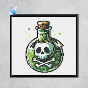 Könnte beinhalten: Eine grüne Zaubertrankflasche mit Totenkopf und gekreuzten Knochen. Die Flasche ist mit einer grünen Flüssigkeit gefüllt und hat einen Korken. Das Bild ist schwarz gerahmt, mit einem blauen Schmetterling in der oberen linken Ecke.