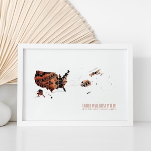 Könnte beinhalten: Weiß gerahmter Druck mit einer Karte der Vereinigten Staaten mit einem dekorativen Holzmaserungsmuster. Der Text "A world apart, bound by heart" ist in einer Serifenschrift gedruckt. Die Karte enthält Alaska und Hawaii.
