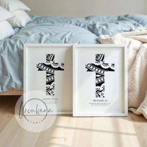 Op de afbeelding: Twee ingelijste prints met een zwart-wit kruisontwerp. De kruisen hebben gedetailleerde patronen op een witte achtergrond. Eén print bevat de tekst "Filippenzen 4:13", en de andere luidt "Spreuken 3:6". De prints zitten in witte lijsten.