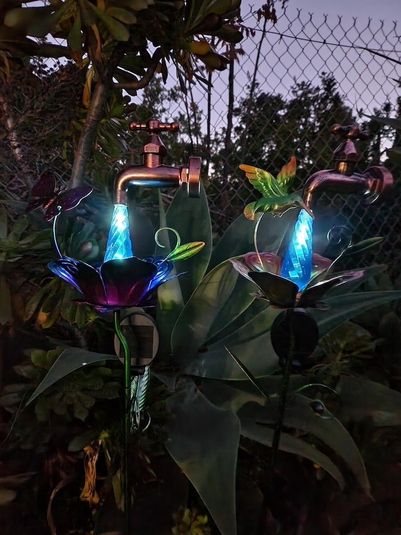 Metall Gartenstecker Spigot Wassertropfen Hinterhofdekor mit Solar-LED-Leuchten, WÄHLEN Stil Bild 1