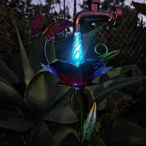 Metall Gartenstecker Spigot Wassertropfen Hinterhofdekor mit Solar-LED-Leuchten, WÄHLEN Stil Bild 3