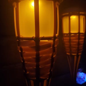 Antorcha solar Tiki de bambú para jardín, iluminación de playa, estética tropical (juego de 2)