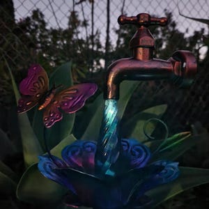 Metall Gartenstecker Spigot Wassertropfen Hinterhofdekor mit Solar-LED-Leuchten, WÄHLEN Stil Butterfly