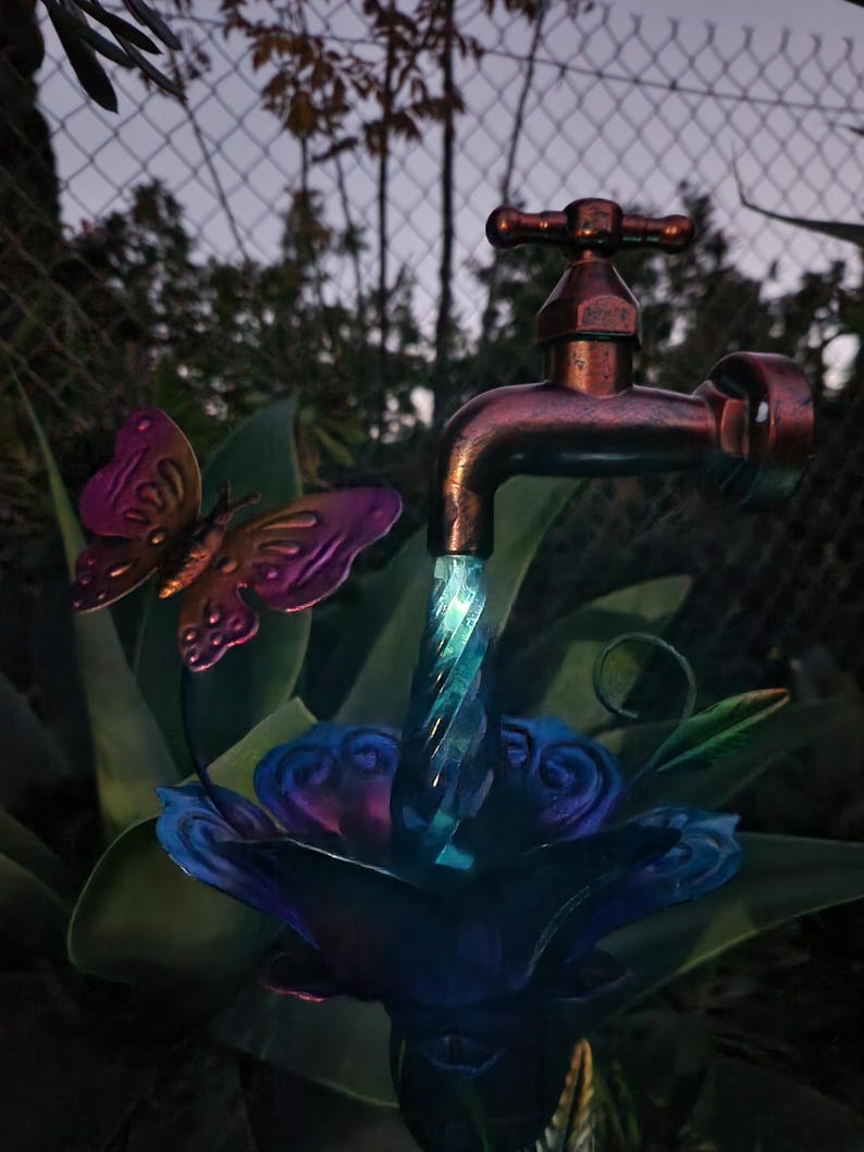 Metall Gartenstecker Spigot Wassertropfen Hinterhofdekor mit Solar-LED-Leuchten, WÄHLEN Stil Butterfly