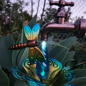 Metall Gartenstecker Spigot Wassertropfen Hinterhofdekor mit Solar-LED-Leuchten, WÄHLEN Stil Dragonfly