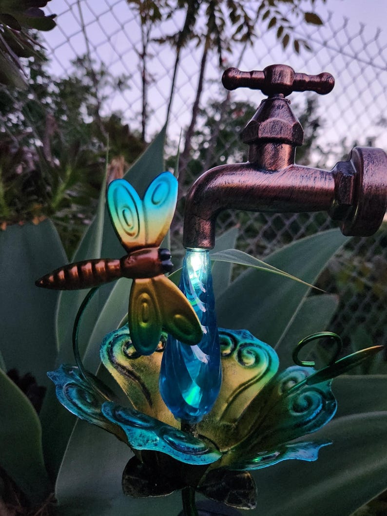 Metall Gartenstecker Spigot Wassertropfen Hinterhofdekor mit Solar-LED-Leuchten, WÄHLEN Stil Dragonfly