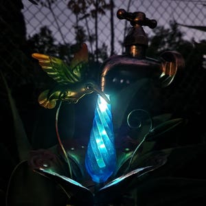 Metall Gartenstecker Spigot Wassertropfen Hinterhofdekor mit Solar-LED-Leuchten, WÄHLEN Stil Hummingbird