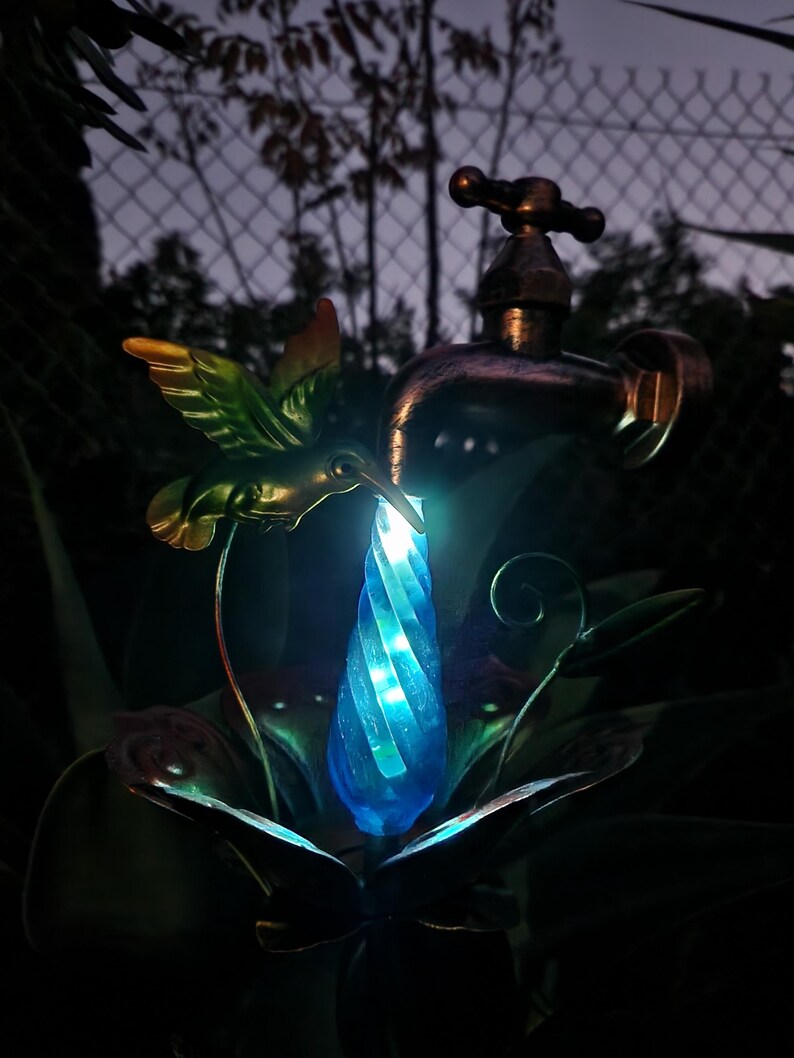 Metall Gartenstecker Spigot Wassertropfen Hinterhofdekor mit Solar-LED-Leuchten, WÄHLEN Stil Hummingbird