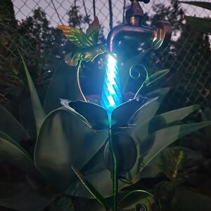 Metall Gartenstecker Spigot Wassertropfen Hinterhofdekor mit Solar-LED-Leuchten, WÄHLEN Stil Bild 7