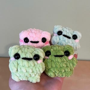 Mini rana de peluche a crochet, rana de bolsillo amigurumi esponjosa