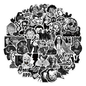 Op de afbeelding: Een verzameling zwart-wit horrorfilmstickers met iconische personages en afbeeldingen. De stickers bevatten afbeeldingen van Jason Voorhees, Freddy Krueger, Pennywise en andere figuren uit horrorfilms.