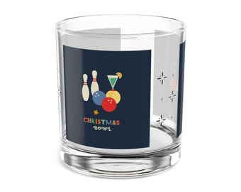 Pode incluir: Um copo transparente com um gráfico azul marinho. O gráfico apresenta pinos de boliche brancos, bolas de boliche azuis, vermelhas e amarelas e um coquetel verde. O texto "CHRISTMAS BOWL" está abaixo.