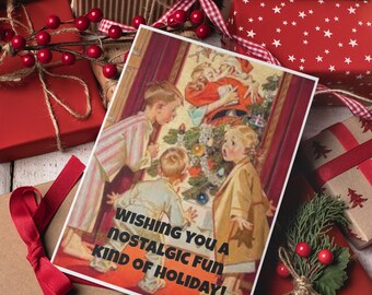 Könnte beinhalten: Ein weihnachtliches Bild mit verpackten Geschenken, Dekorationen und einer Vintage-Grußkarte. Die Karte zeigt Kinder, die einen Weihnachtsbaum betrachten, mit dem Text "Wishing you a nostalgic fun kind of holiday!"