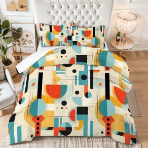 Op de afbeelding: Een crèmekleurige dekbedovertrekset met een geometrisch ontwerp met teal, oranje, gele en zwarte vormen. De set bevat een dekbedovertrek en twee kussenslopen, waardoor een moderne en kleurrijke slaapkameresthetiek ontstaat.