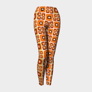 Puede incluir: Leggings con estampado geométrico naranja, marrón y blanco. El patrón está formado por cuadrados y rectángulos.