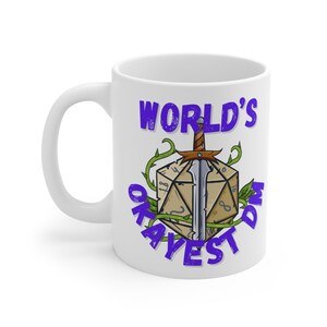 Puede incluir: Taza de cerámica blanca con un diseño morado que dice "WORLD'S OKAYEST DM" con una espada atravesando un dado de 20 caras.