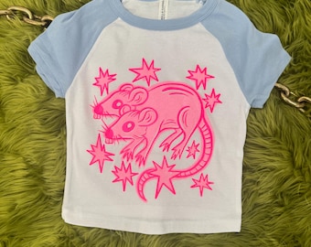 Camiseta rosa y azul de la niña rata de dos cabezas