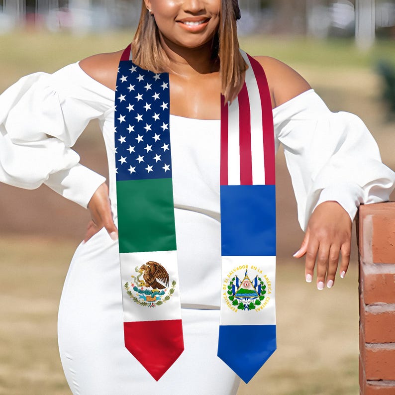 Puede incluir: Una taza de cer&aacute;mica blanca con asa negra y el texto "But First, Coffee" en negrita negra. La taza se encuentra sobre un fondo borroso, sugiriendo un ambiente acogedor.