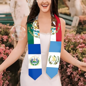 Puede incluir: Una banda blanca con las banderas de M&eacute;xico, El Salvador y Guatemala. La banda se lleva sobre los hombros, con los emblemas y colores de las banderas bien visibles. Las banderas son verdes, blancas, rojas, azules y amarillas.