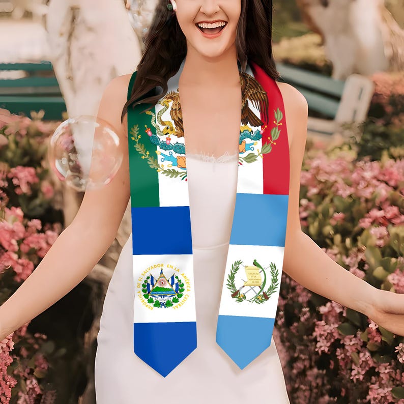 Puede incluir: Una banda blanca con las banderas de M&eacute;xico, El Salvador y Guatemala. La banda se lleva sobre los hombros, con los emblemas y colores de las banderas bien visibles. Las banderas son verdes, blancas, rojas, azules y amarillas.