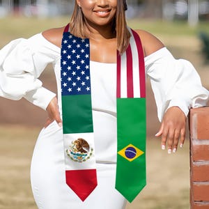 Puede incluir: Una banda de graduaci&oacute;n con las banderas de Estados Unidos, M&eacute;xico y Brasil. La banda se lleva sobre un vestido blanco. La bandera de Estados Unidos tiene estrellas y rayas, la bandera mexicana tiene un &aacute;guila y la bandera brasile&ntilde;a tiene un rombo amarillo.