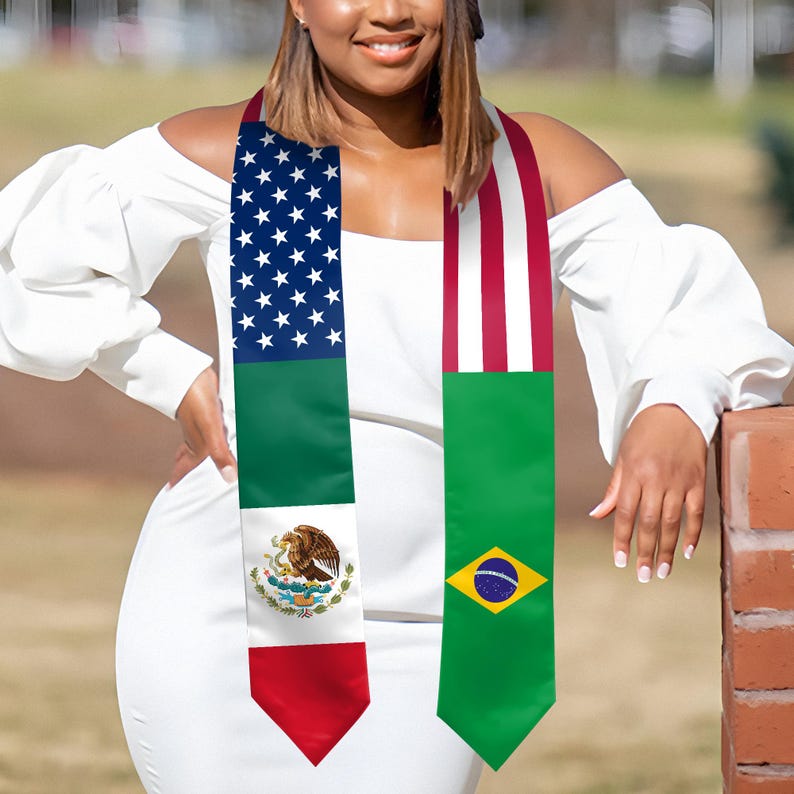 Puede incluir: Una banda de graduaci&oacute;n con las banderas de Estados Unidos, M&eacute;xico y Brasil. La banda se lleva sobre un vestido blanco. La bandera de Estados Unidos tiene estrellas y rayas, la bandera mexicana tiene un &aacute;guila y la bandera brasile&ntilde;a tiene un rombo amarillo.