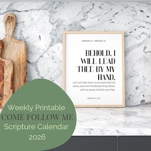 Peut inclure: Une impression encadrée avec le texte « BEHOLD, I WILL LEAD THEE BY MY HAND » et « Calendrier des Écritures COME FOLLOW ME imprimable chaque semaine 2026 ». L'impression est sur une surface en marbre.