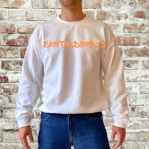 Felpa girocollo Gildan 18000 modello bianco, modello maglione G180 maschile, modello bianco modello reale, modello semplice di base maschile Gildan 18000 bianco