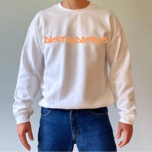 Felpa girocollo Gildan 18000 modello bianco, modello maglione G180 maschile, modello bianco modello reale, modello semplice di base maschile Gildan 18000 bianco