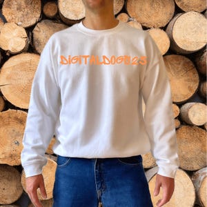 Felpa girocollo Gildan 18000 modello bianco, modello maglione G180 maschile, modello bianco modello reale, modello semplice di base maschile Gildan 18000 bianco