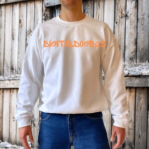 Felpa girocollo Gildan 18000 modello bianco, modello maglione G180 maschile, modello bianco modello reale, modello semplice di base maschile Gildan 18000 bianco