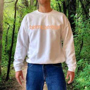 Felpa girocollo Gildan 18000 modello bianco, modello maglione G180 maschile, modello bianco modello reale, modello Gildan 18000 bianco di base da uomo