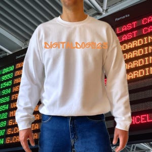 Felpa girocollo Gildan 18000 modello bianco, modello maglione G180 maschile, modello bianco modello reale, modello semplice di base maschile Gildan 18000 bianco