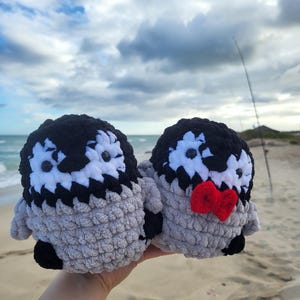Schwarzer Pinguin häkeln Plüschtier Fliege handgemachtes Stofftier Geschenk für Kinder Vogel-Liebhaber Winter-Dekor Made In Hawaii leeren Geist häkeln