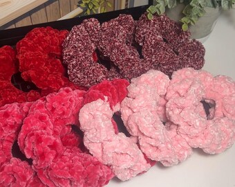 Rosy Haze fluwelen scrunchies [handgemaakt/gehaakt]
