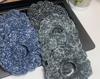 Fluwelen stoffige denim scrunchies [handgemaakt/gehaakt]