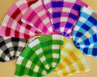 Handgemaakte gehaakte emmerhoed met gingham-ruit