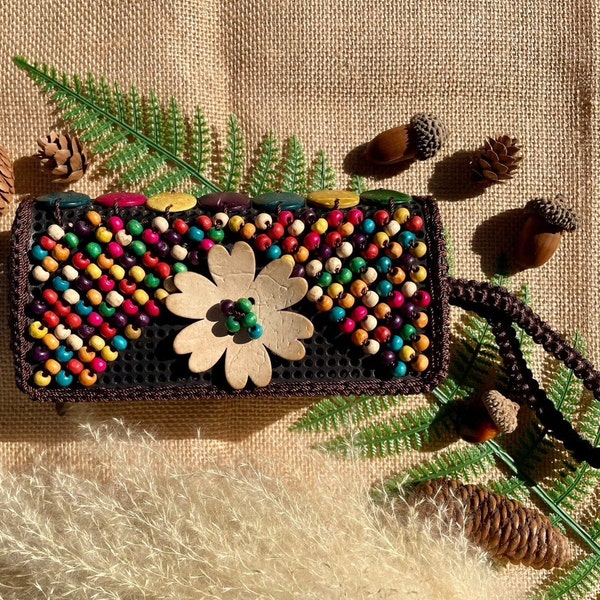 Pochette brodée des tribus Hmong, sac à main unique de Thaïlande, cadeau pour elle Fleurs fabriquées à partir de coquilles de noix de coco