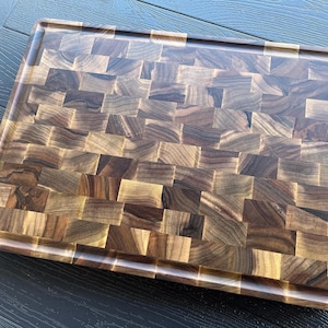 Großes Schneidebrett aus Walnussholz: Butcher Block mit Saftrille, Schneidebrett Bild 6