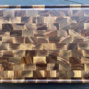 Großes Schneidebrett aus Walnussholz: Butcher Block mit Saftrille, Schneidebrett Bild 4