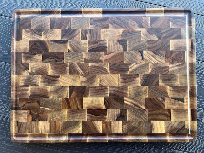 Großes Schneidebrett aus Walnussholz: Butcher Block mit Saftrille, Schneidebrett Bild 4