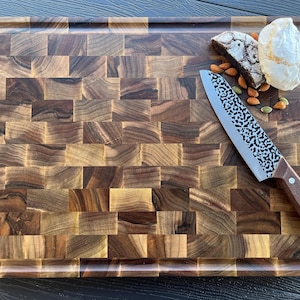 Großes Schneidebrett aus Walnussholz: Butcher Block mit Saftrille, Schneidebrett Bild 3