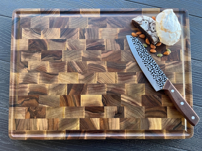 Großes Schneidebrett aus Walnussholz: Butcher Block mit Saftrille, Schneidebrett Bild 3
