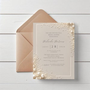 Può includere: Un invito beige per un baby shower con un designo di perle. L'invito recita "Sei invitata a un baby shower in onore di Belinda Barnes, il 28 settembre 2024 alle 14:00. La location più bella, IIII Joyful Road, Fortitude Valley, Brisbane. Codice di abbigliamento: Per favore, accessoriati con perle. RSVP a Christa 04XX XXX XXX entro il 21 settembre 2024."