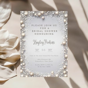 Puede incluir: Una invitación de color azul claro para una despedida de soltera con un borde de perlas. La invitación dice "Por favor, únase a nosotros para una despedida de soltera en honor a Hayley Perkins, Sáb 26 Oct, 11am en la sala de té más hermosa, 1234 Pleasant Rd, Somewhere, Your State. Por favor, confirme su asistencia a Elle antes del 12 de octubre de 20XX."
