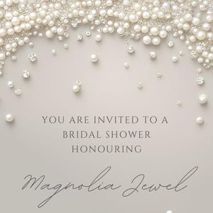Puede incluir: Una tarjeta de invitaci&oacute;n rectangular con fondo beige claro, enmarcada por un borde denso de perlas blancas y cristales transparentes. El texto dice: YOU ARE INVITED TO A BRIDAL SHOWER HONOURING Magnolia Jewel, en fuentes serif y manuscrita.